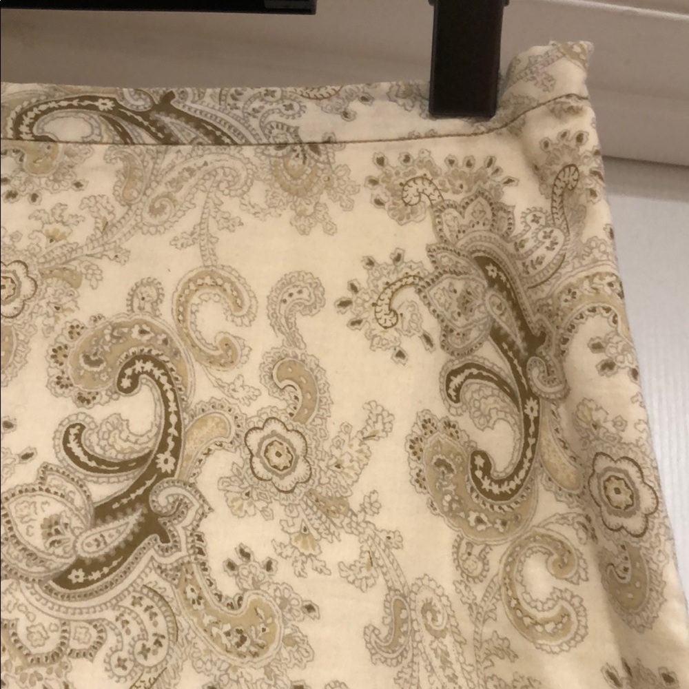 Elegant Cream Paisley Skirt - Picture 4 of 12